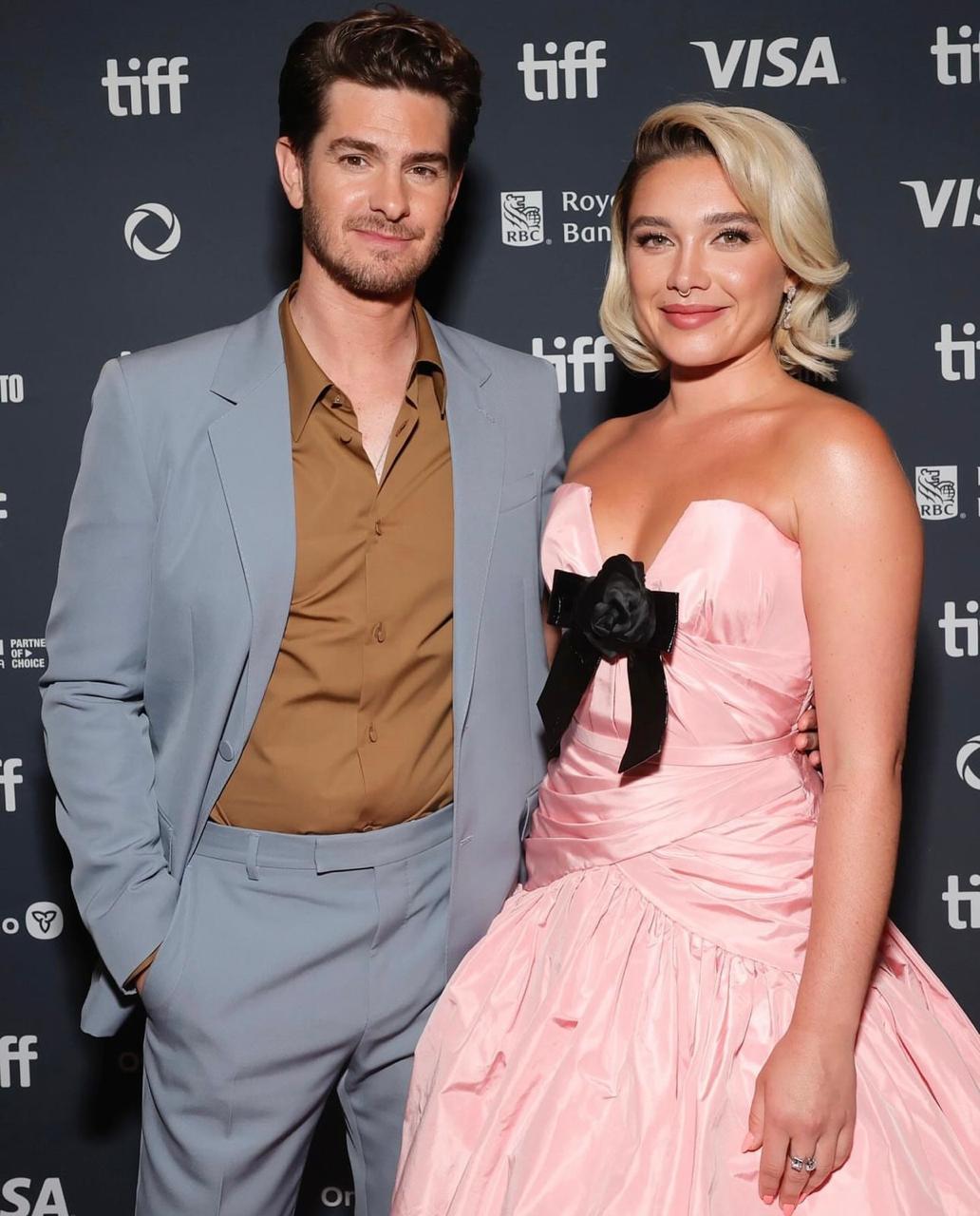 بالصور- فلورنس بيو وأندرو غارفيلد يتألقان بالأسود في نيويورك